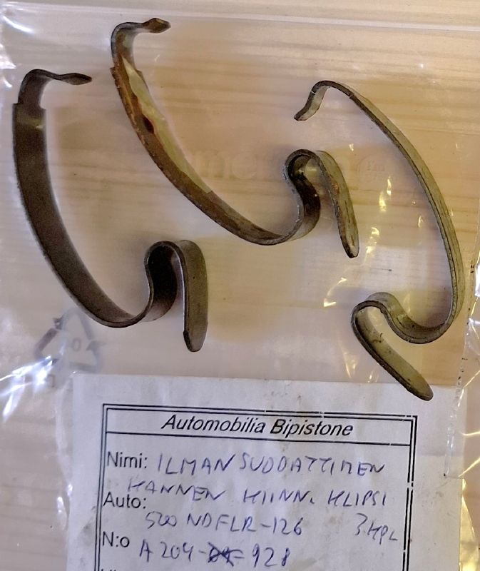 a204-09-928-Ilmansuodattimen_kannen_kiinnike_3_kpl-4064928