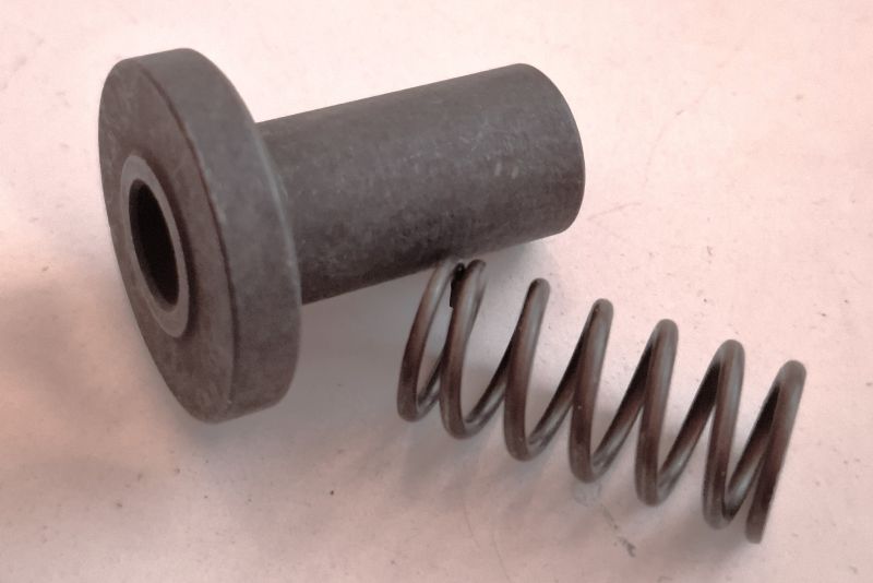 A301-152_ja_A301-145-oljynpainesaatimen_levy_ja_jousi-500Giard-4047145-4053152