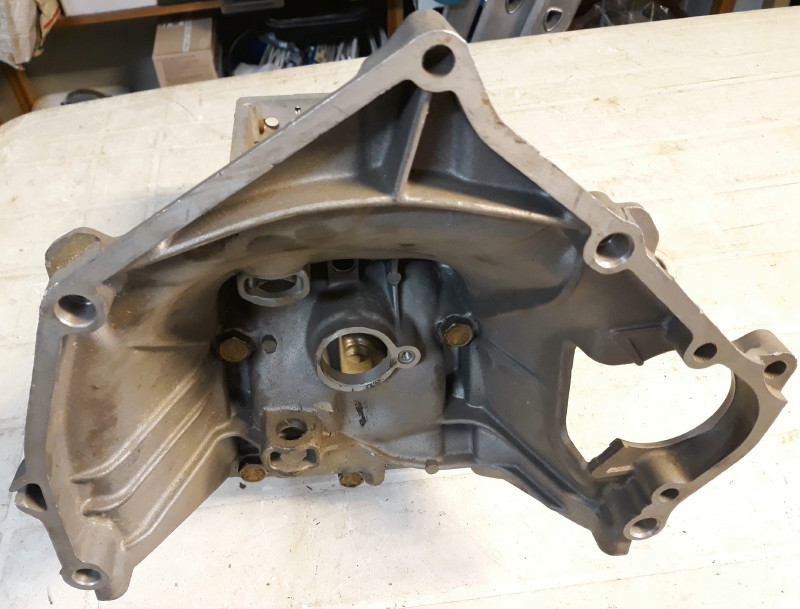 Vaihteiston ja kytkimen kuori 126/650 4171327 - 4321650