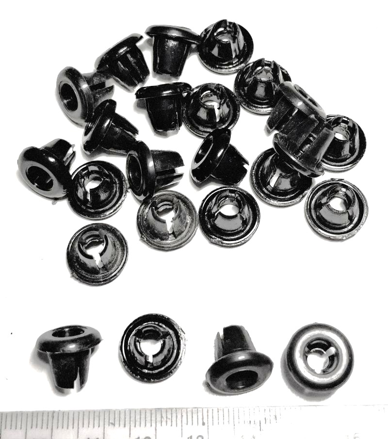 Lasinpesusuuttimen_kiinnitysmuovihela-4163666